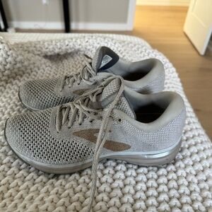 Brooks revel 2 size 10 woman’s